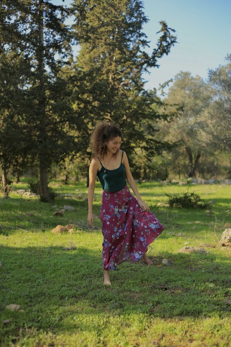 קארין הולכת יחפה על הדשא ביער